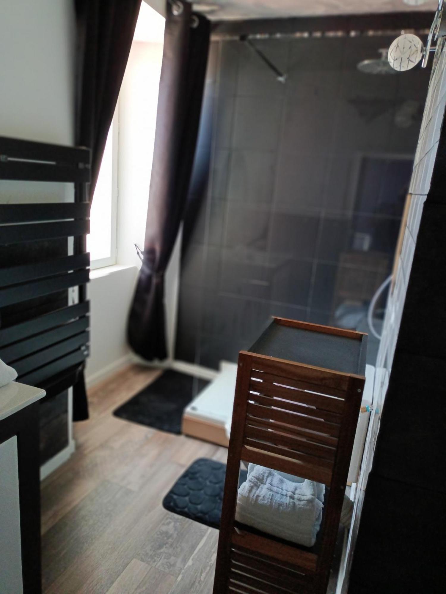 Отель Les 2 Tours Chenay  Экстерьер фото